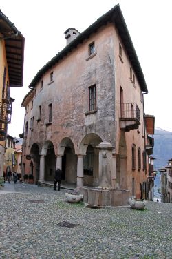 Una fontana a Cannobio Una fontana a Cannobio