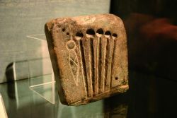 Forma di fusione per la realizzazione di spilloni ritrovata a Toceno e datata intorno al 1000 a.C., conservata presso il Museo Archeologico della Pietra Ollare di Malesco