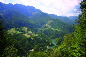 Il versante degradante dal Gridone e la Riserva di Palagnedra. A destra, sopra il Lago di Palagnedra, il villaggio di Moneto e più in alto Pian di Barch. A sinistra l’abitato di Palagnedra. Il versante degradante dal Gridone e la Riserva di Palagnedra. A destra, sopra il Lago di Palagnedra, il villaggio di Moneto e più in alto Pian di Barch. A sinistra l’abitato di Palagnedra.